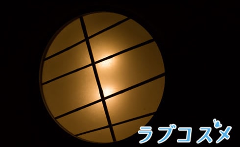 明かりの灯る和室
